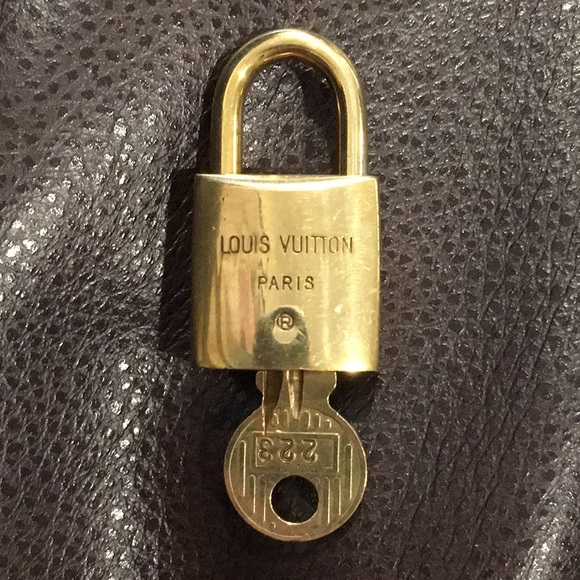 Vintage LV Louis Vuitton Padlock Lock & Key 223 - Picture 3 of 7